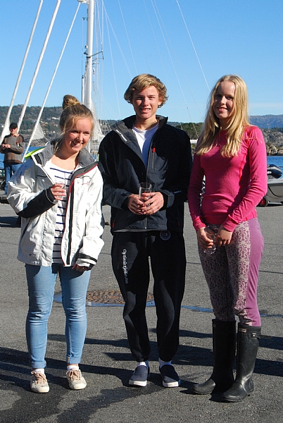 Vinnerne i yngste klasse. I midten og førsteplass: Alexander Dahl Høgheim (Ran Seilforening), til høyre og andreplass: Marte Henriksen (Ran seilforening), til venstre og tredjeplass: Katharina Emilie Borg Baardseth (Kragerø Seilforening).