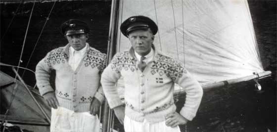 Ingolf og Harald Brakstad i RAN-båt og med det norske flagget på strikkejakken.